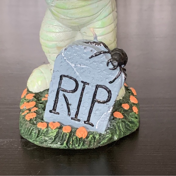 Vintage Mummy with Lantern in Graveyard Halloween Candle - Picture 7 of 14